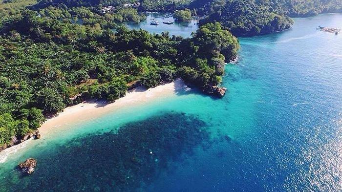 Pantai Tiga warna