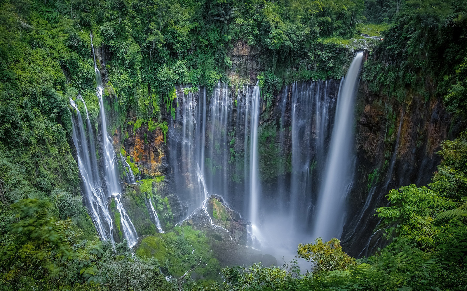 Eksplorasi Air Terjun Tumpak Sewu